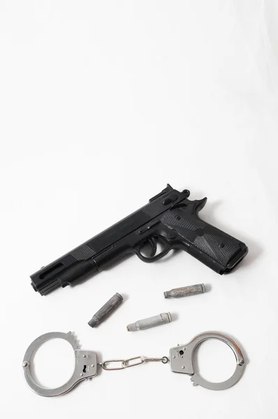 Tabanca tüfek ve kelepçe — Stok fotoğraf