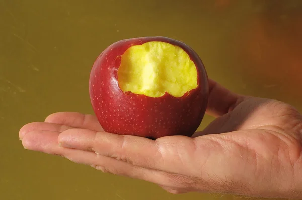 Bitten rött äpple — Stockfoto