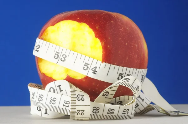 Dietní jablko a měřič — Stock fotografie