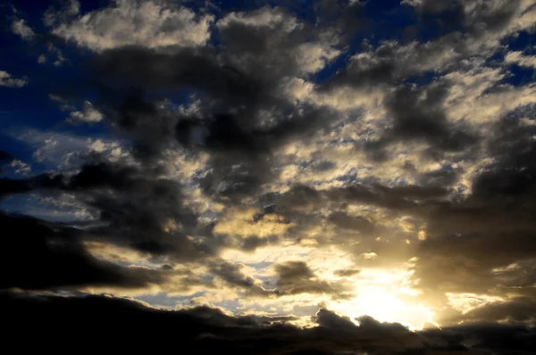 Barevné mraky při západu slunce — Stock fotografie
