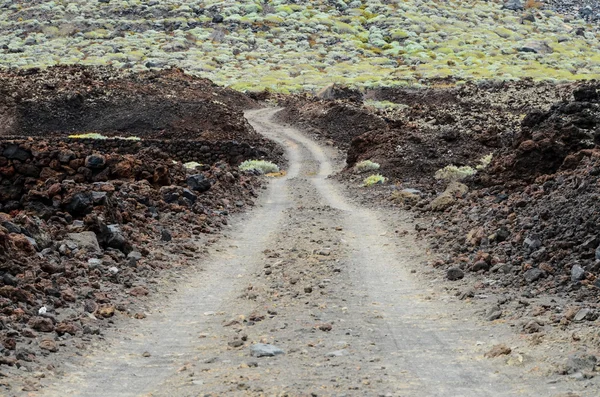 Stenig väg vid vulkanöknen — Stockfoto