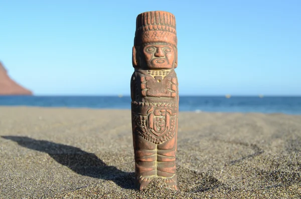Статуя древней майя на песчаном пляже — стоковое фото