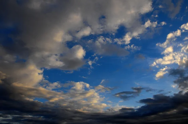 Nuvens coloridas ao pôr do sol — Fotografia de Stock