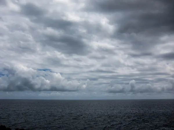 Nubes Wndy en el cielo de la noche — Foto de Stock