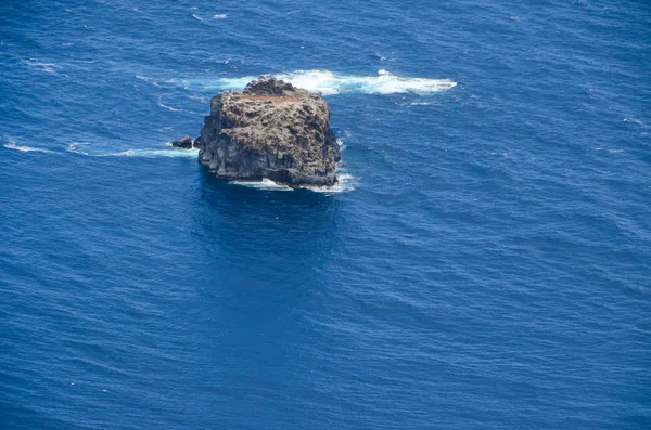 Pequena ilha rochosa — Fotografia de Stock