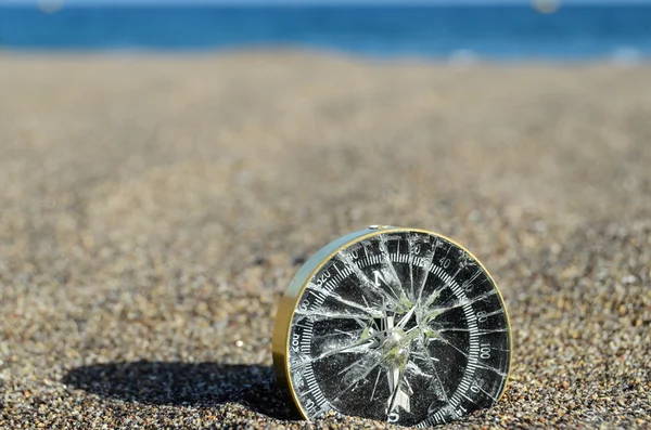 Kompas turystyczny w piasku — Zdjęcie stockowe