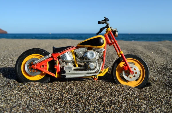 Мотоцикл на пляже — стоковое фото