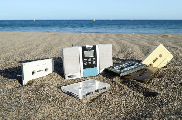 Oude Retro Musicassette op het zand — Stockfoto