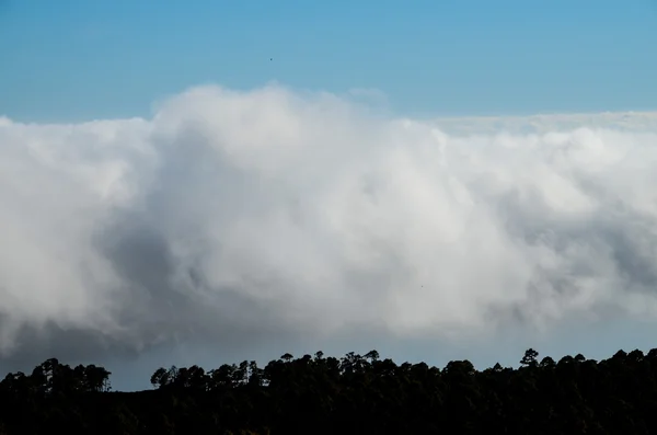 Białe chmury nad oceanem — Zdjęcie stockowe