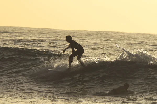 Sylwetka surfer — Zdjęcie stockowe