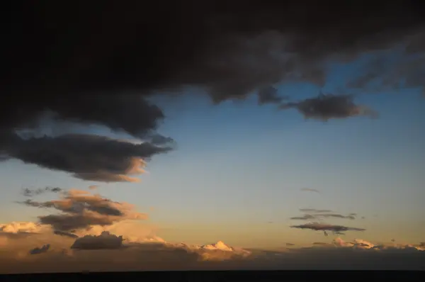Χρωματιστά σύννεφα στο ηλιοβασίλεμα — Φωτογραφία Αρχείου