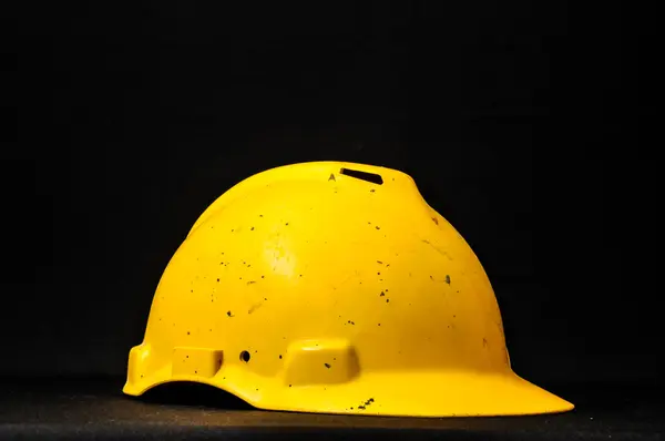 Sarı güvenlik kaskı — Stok fotoğraf