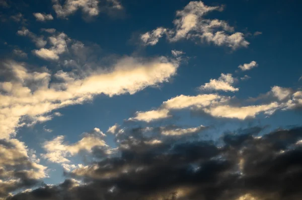 Nuvens coloridas ao pôr do sol — Fotografia de Stock