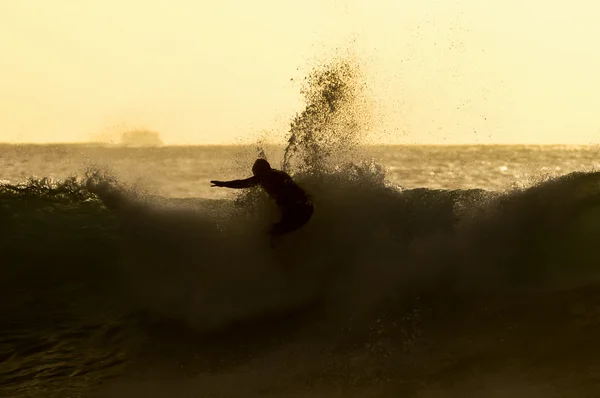 Achtergrondverlichting silhouet surfer — Stockfoto