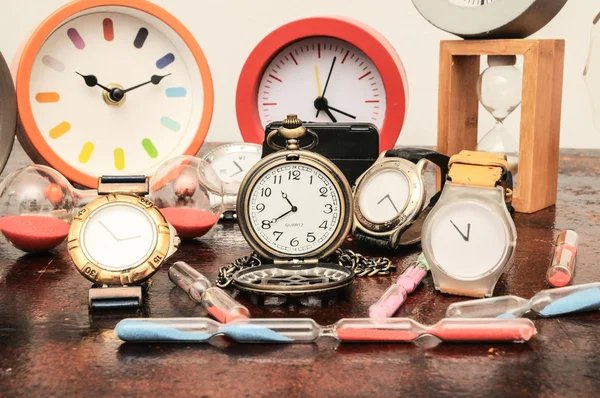 Muchos relojes diferentes — Foto de Stock