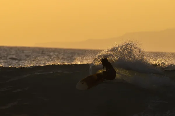 Bakgrundsbelysning silhuett surfer — Stockfoto