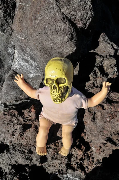 Oude vintage oude pop met menselijke schedel — Stockfoto
