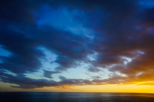 Kleurrijke wolken bij zonsondergang — Stockfoto