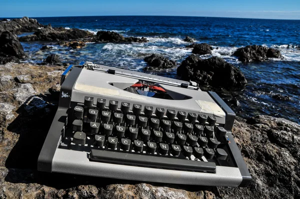 Máquina de escribir de viaje Vintage en blanco y negro — Foto de Stock