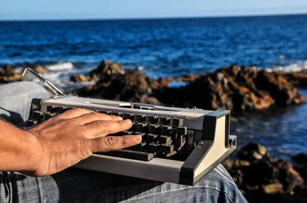 Máquina de escribir de viaje Vintage en blanco y negro —  Fotos de Stock