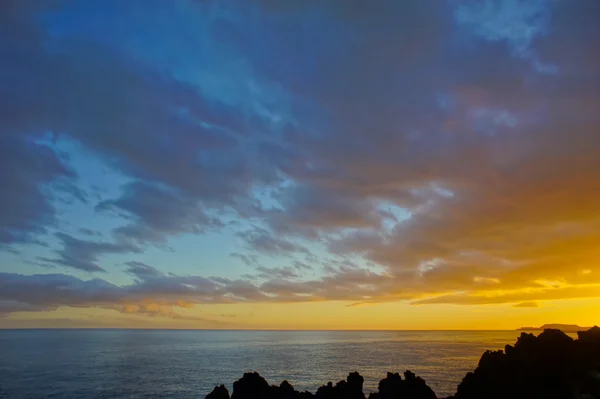 Farbige Wolken bei Sonnenuntergang — Stockfoto