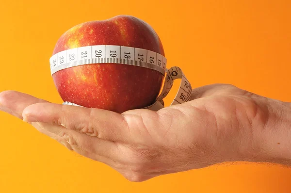 Dieta Manzana y medidor en la mano — Foto de Stock