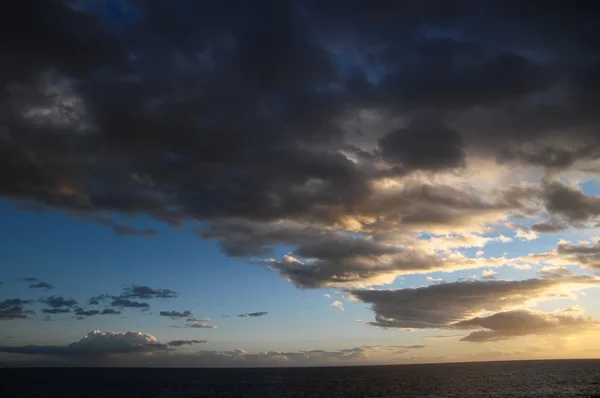 Nubes de colores al atardecer — Foto de Stock