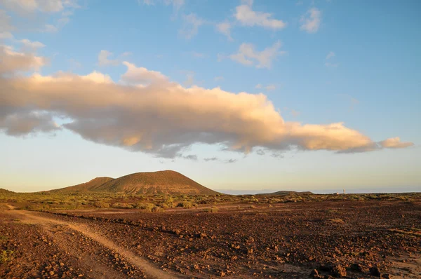 Stony Road bij vulkanische woestijn — Stockfoto