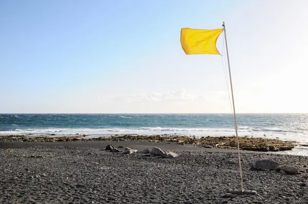 Gul festliga flagga vajande i vinden — Stockfoto