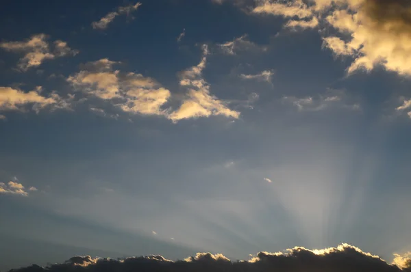 Nuages colorés au coucher du soleil — Photo