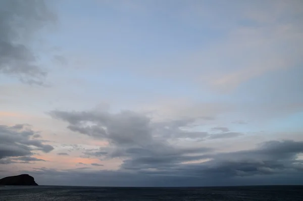 Kleurrijke wolken bij zonsondergang — Stockfoto