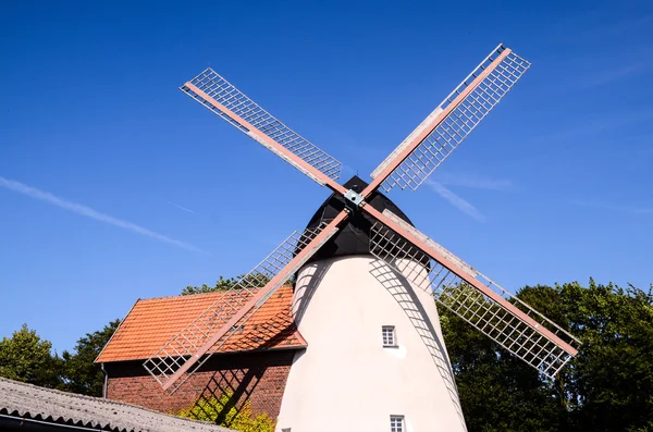 Moinho de vento branco tradicional — Fotografia de Stock