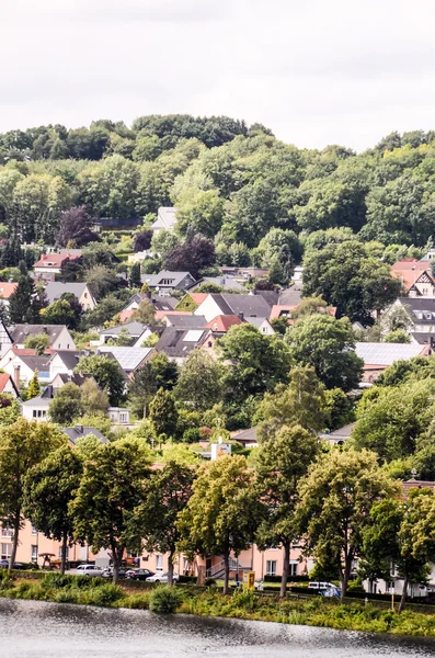 Altes europäisches Dorf am See — Stockfoto