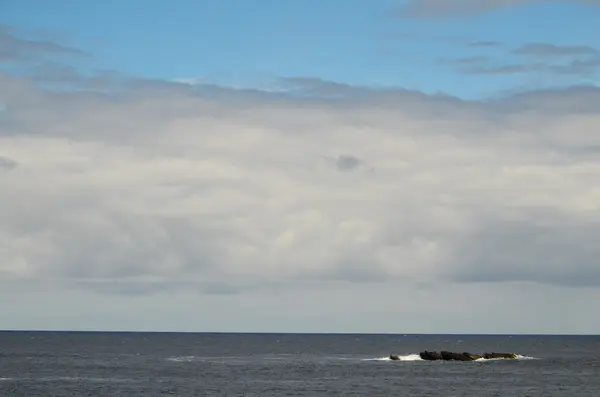 Pequeña isla de roca —  Fotos de Stock