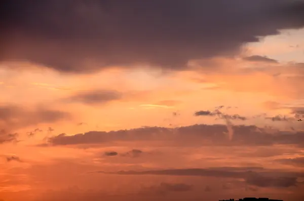 Värilliset pilvet auringonlaskun aikaan — kuvapankkivalokuva