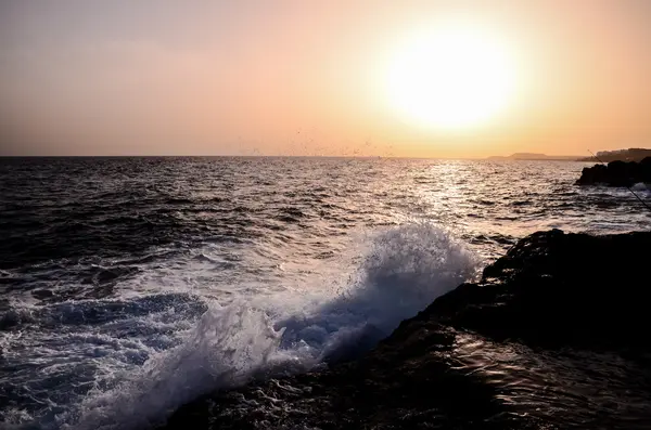 Güçlü dalgalar çökmesini volkanik kıyısında — Stok fotoğraf