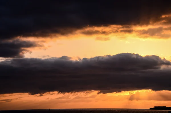 Nuages colorés au coucher du soleil — Photo