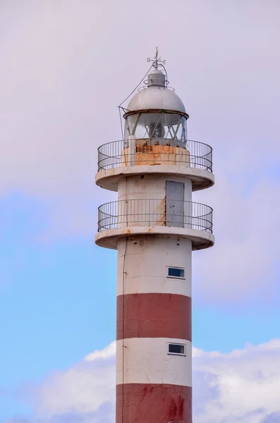 Faro alto cerca de la costa — Foto de Stock