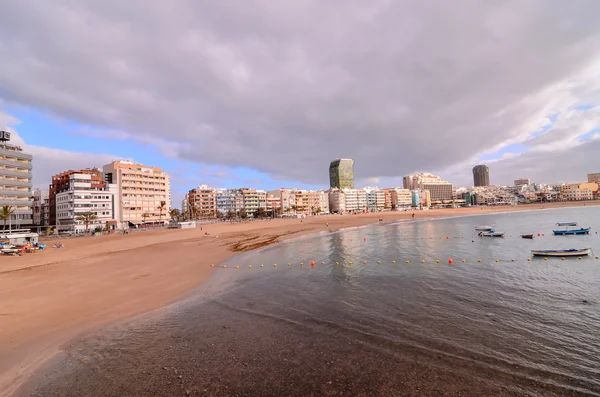 Tropischer Strand in der Nähe der Stadt — Stockfoto