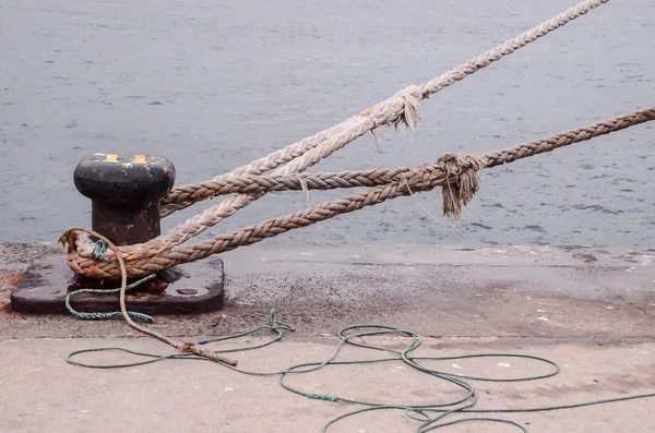Старая винтажная морская веревка — стоковое фото
