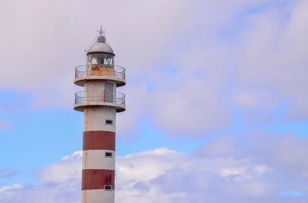 Kıyısından yüksek deniz feneri — Stok fotoğraf