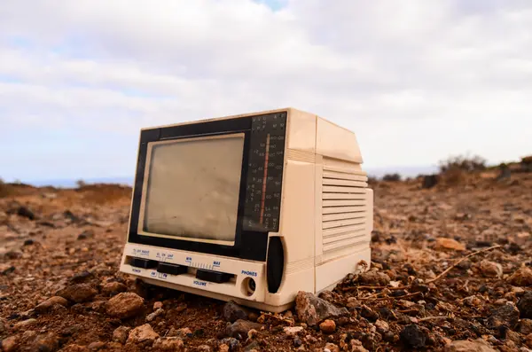 Rotto grigio televisione abbandonata — Foto Stock