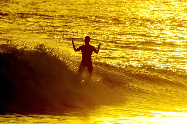 Силуетний серфер на заході сонця. — стокове фото