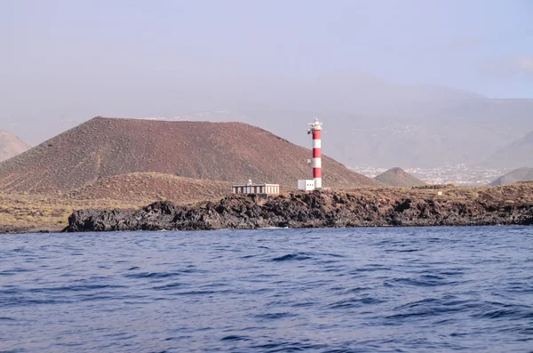 Faro alto cerca de la costa —  Fotos de Stock