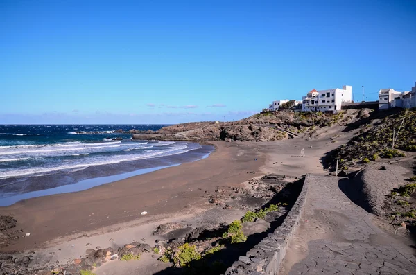 Strand an der trockenen Lavaküste — Stockfoto