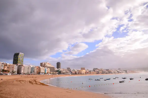 Spiaggia tropicale vicino alla città — Foto Stock