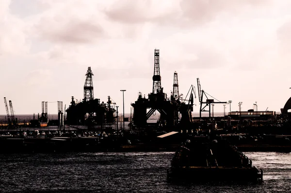 Silhueta de equipamento de perfuração de petróleo — Fotografia de Stock