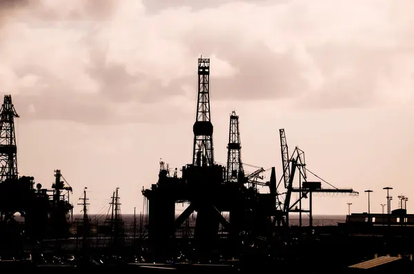 Silhueta de equipamento de perfuração de petróleo — Fotografia de Stock