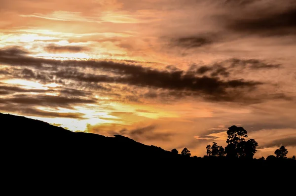 Nuages colorés au coucher du soleil — Photo