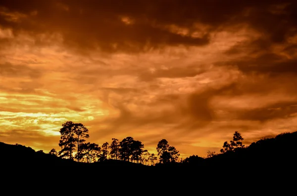 Soleil derrière une silhouette de montagne — Photo